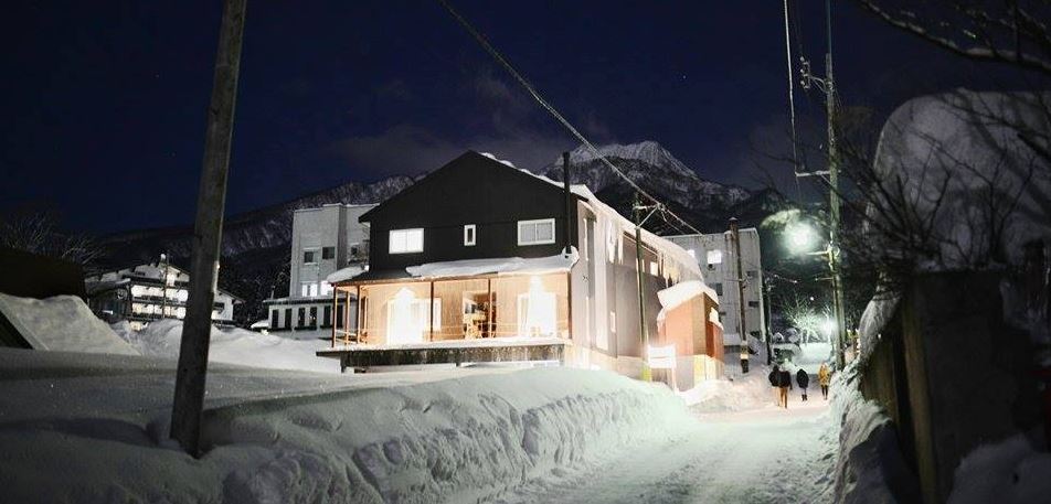 red-warehouse-myoko-night