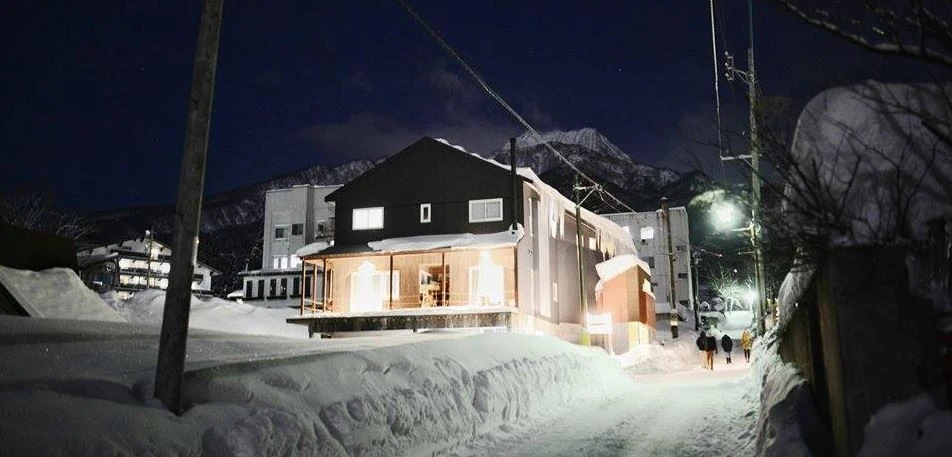 red-warehouse-myoko-night